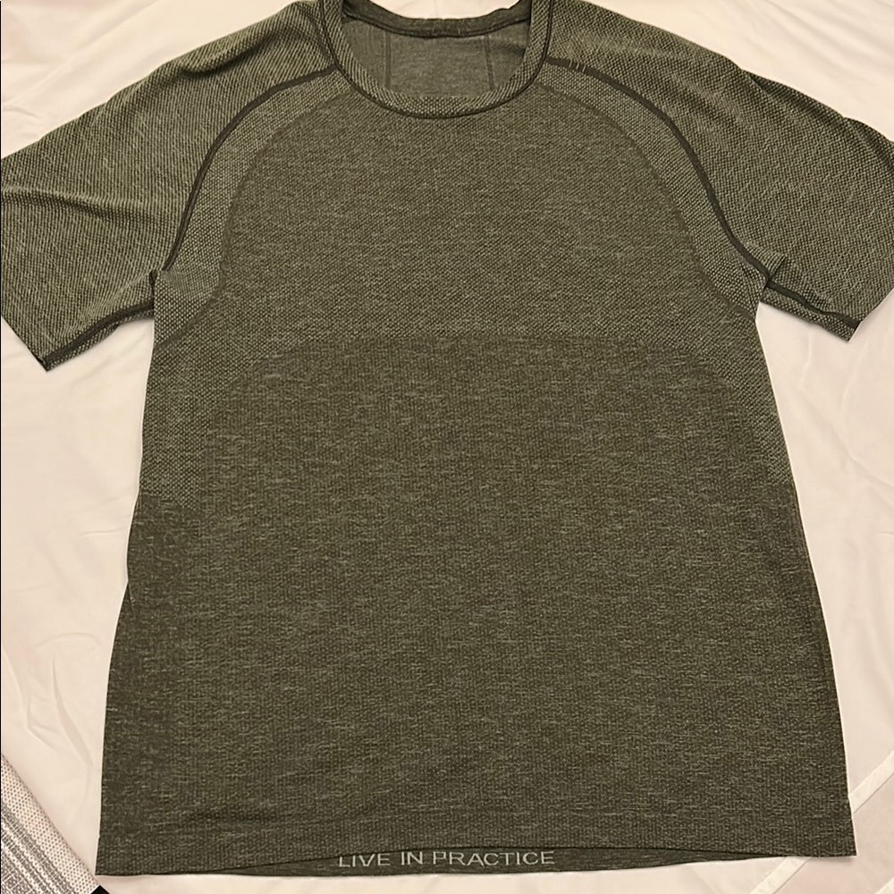 Men's medium lululemon army green athletic shirt